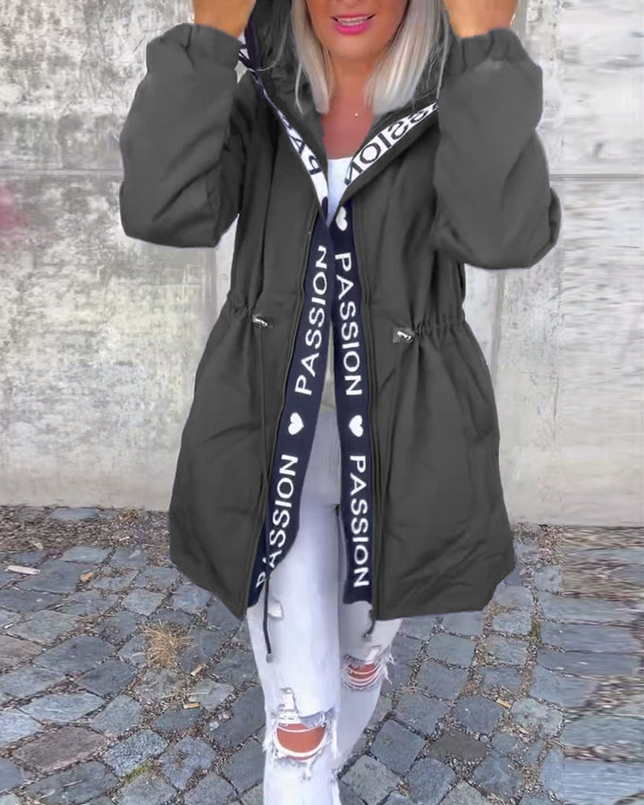 Barbora - Ležérní kabát s kapucí a stahovací šňůrkou s písmenkovým vzorem.