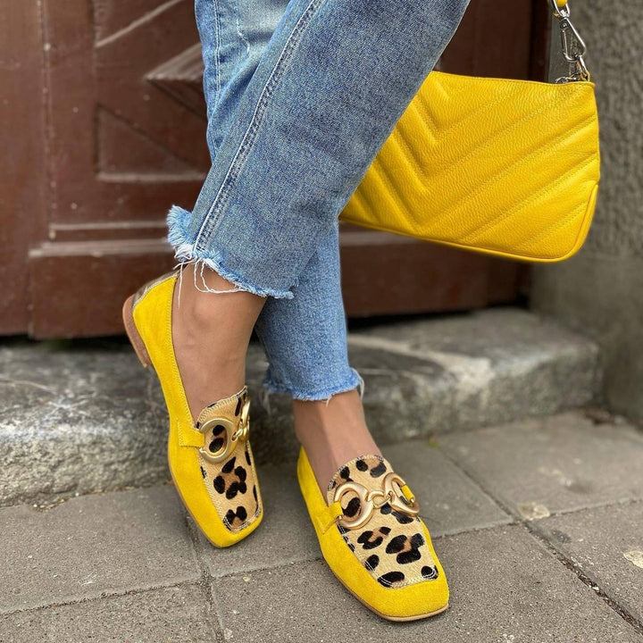 Anna – Dámské žluté mokasíny s leopardím vzorem a zlatou sponou