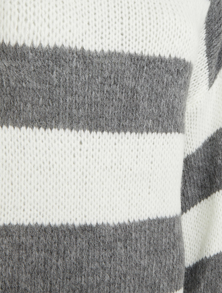 Anna – Dámský pruhovaný svetr v šedobílé barvě