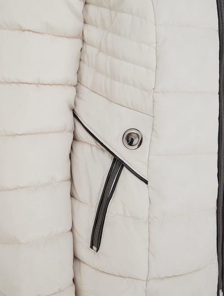 Eliška – Dámská zimní bunda s kapucí a kožešinovým lemem v krémové barvě