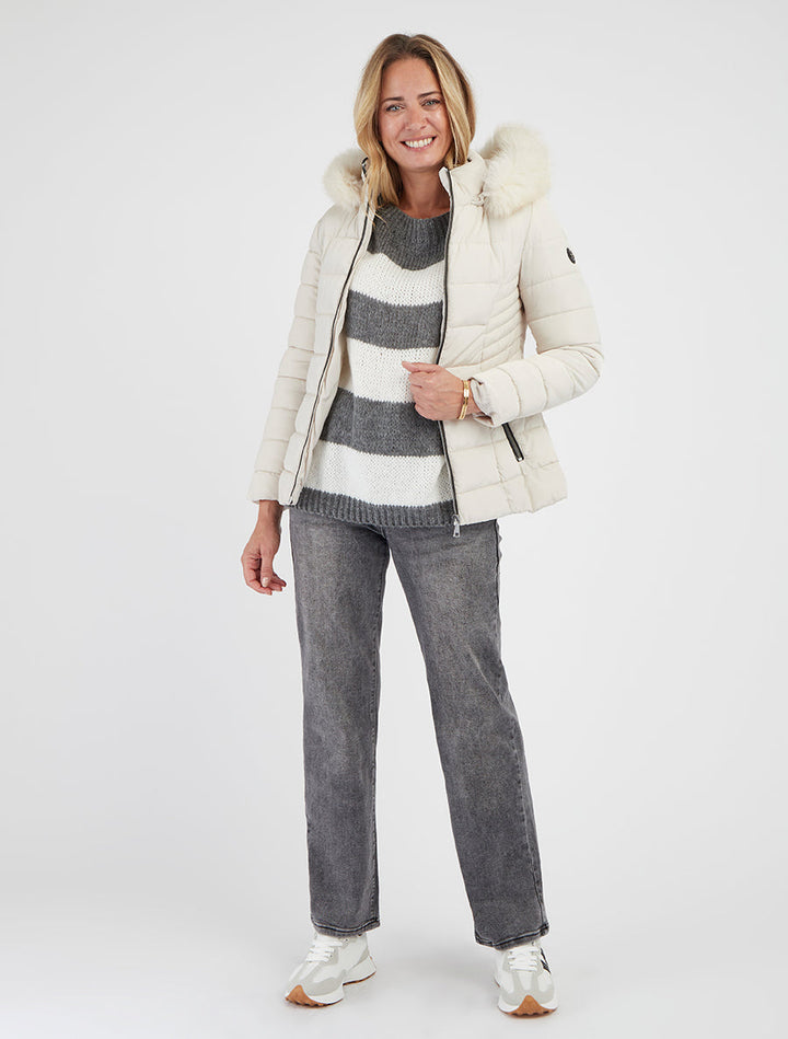 Eliška – Dámská zimní bunda s kapucí a kožešinovým lemem v krémové barvě