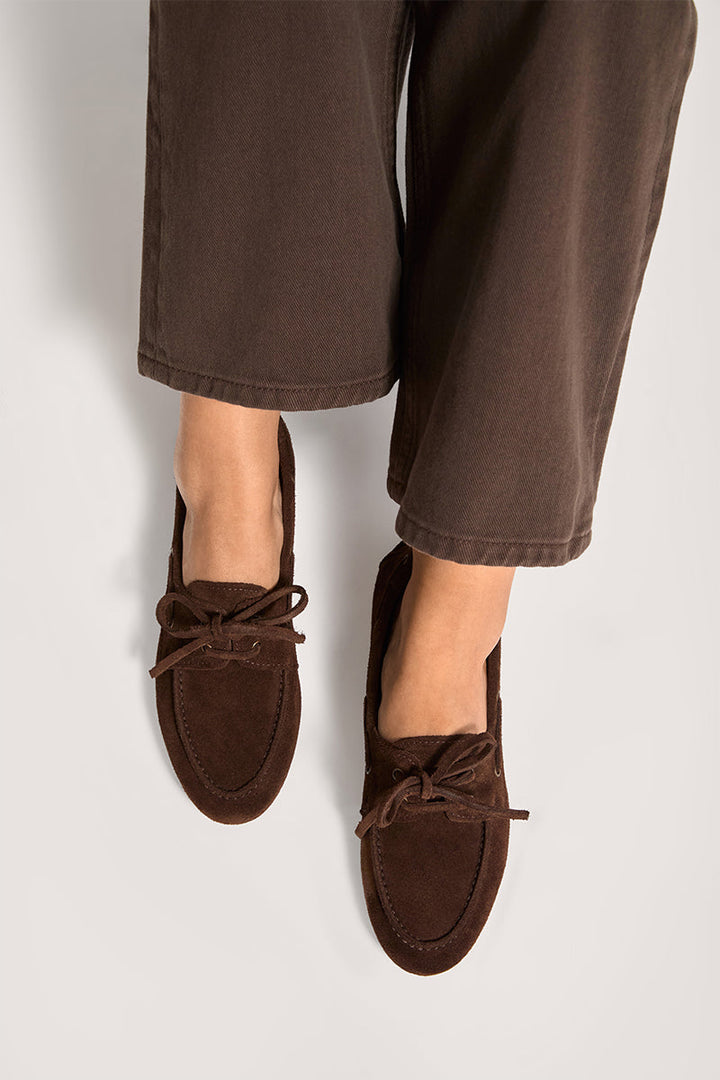 Lucie – Dámské semišové mokasíny s oranžovými tkaničkami