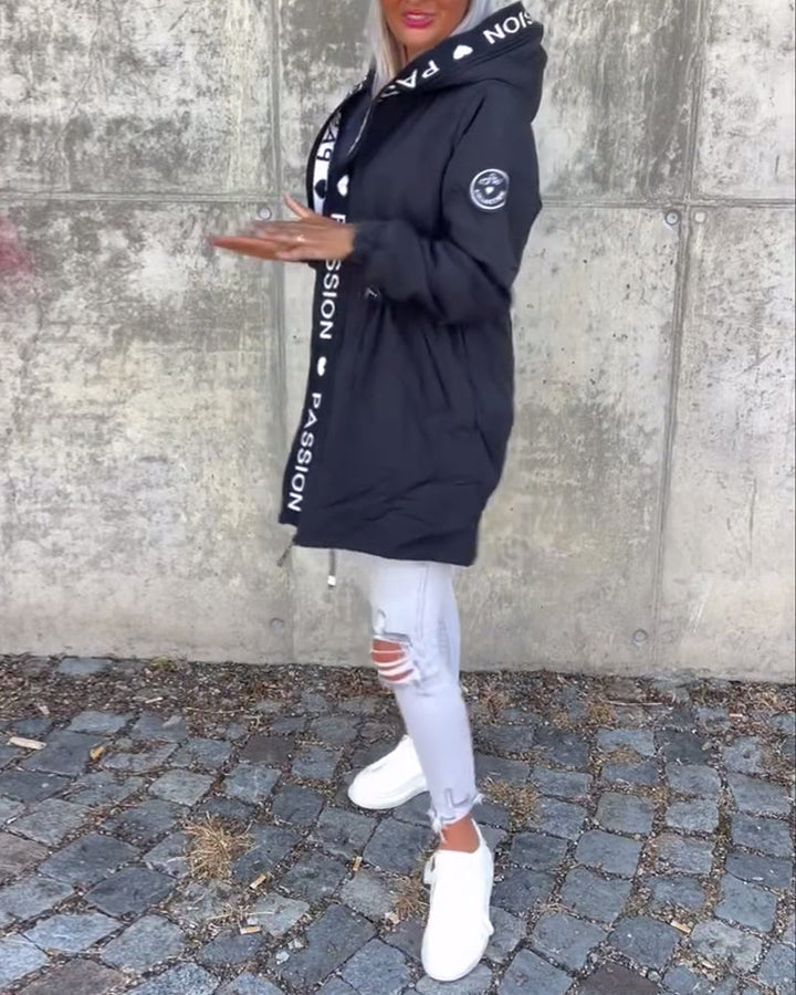 Barbora - Ležérní kabát s kapucí a stahovací šňůrkou s písmenkovým vzorem.